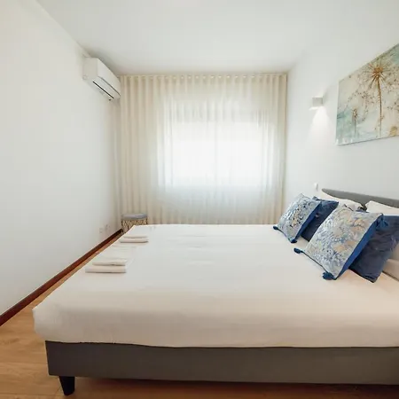 Center Grand With Seaview Terrace By Vacationy * Porto