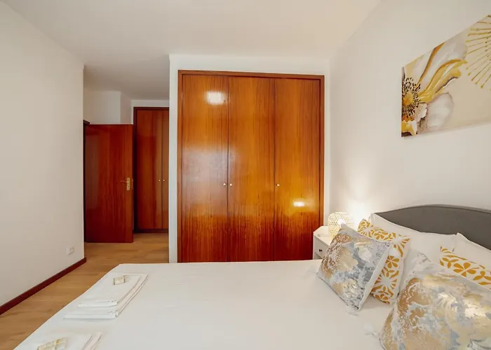 Center Grand With Seaview Terrace By Vacationy * Porto