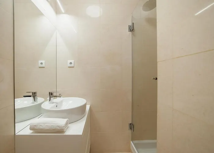 Center Grand With Seaview Terrace By Vacationy * Porto