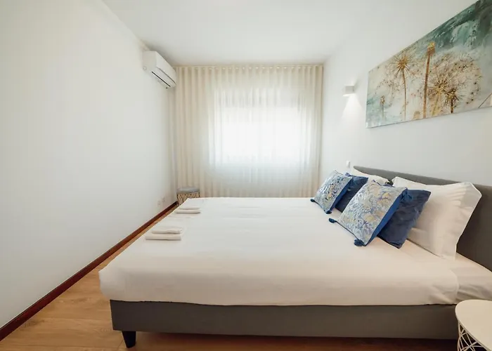 Center Grand With Seaview Terrace By Vacationy * Porto