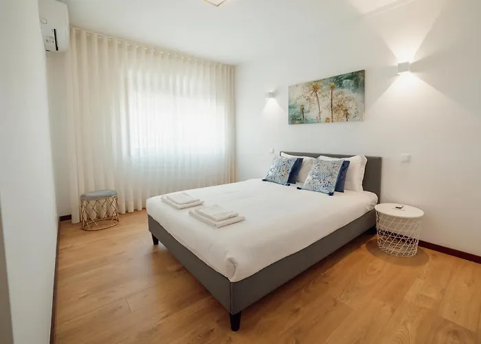 Center Grand With Seaview Terrace By Vacationy