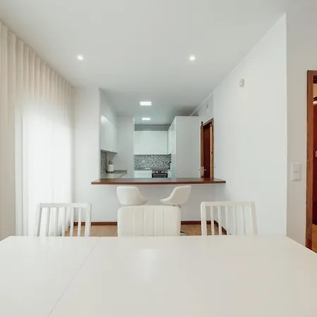 Center Grand With Seaview Terrace By Vacationy *