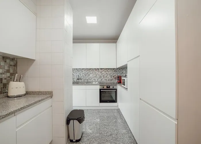 Center Grand With Seaview Terrace By Vacationy *