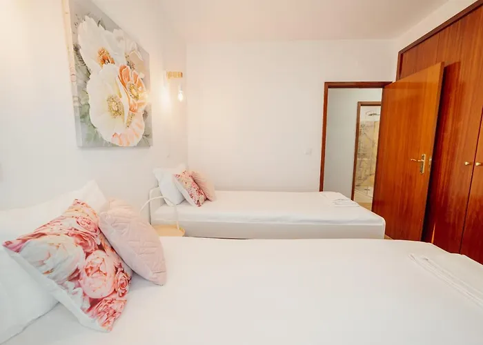 Center Grand With Seaview Terrace By Vacationy شقة