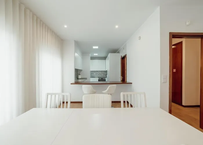 Center Grand With Seaview Terrace By Vacationy *